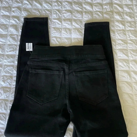 Old Navy black pull on skinny denim - Picture 6 of 9